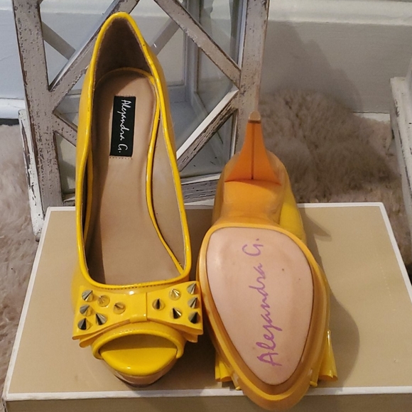 Alejandra G. Heels - Picture 3 of 4